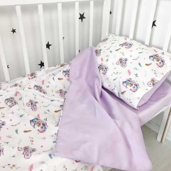Сатиновое постельное белье в детскую кроватку 120х60 см OMK "Зайчики на велосипедах" лиловый