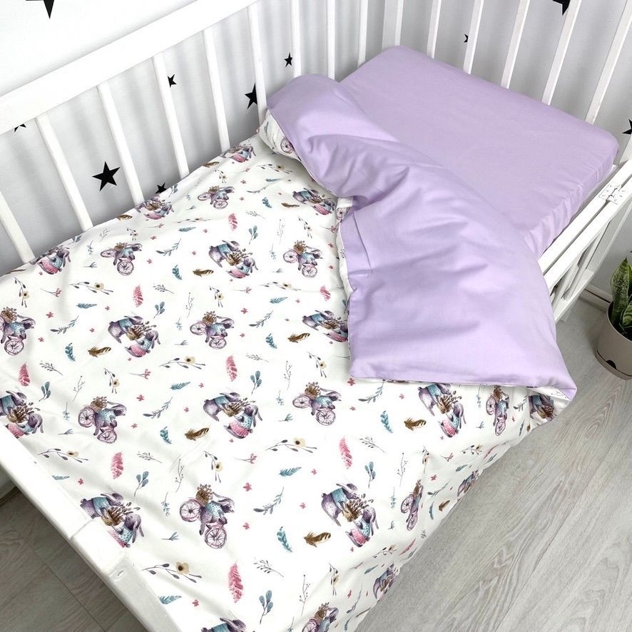 Сатиновое постельное белье в детскую кроватку 120х60 см OMK "Зайчики на велосипедах" лиловый